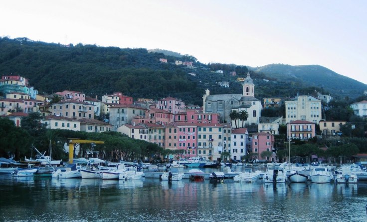 Fezzano-una-striscia-di-colori-tra-mare-e-montagna